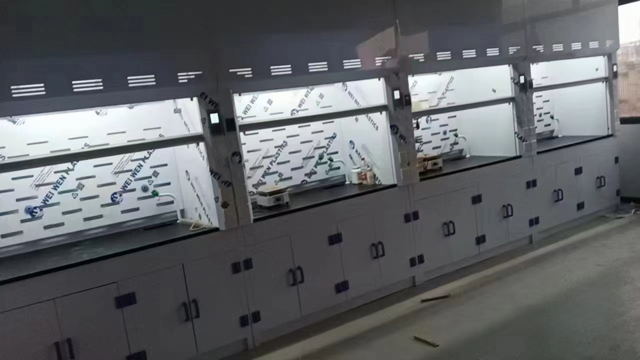 PP實(shí)驗(yàn)室家具安裝進(jìn)行中